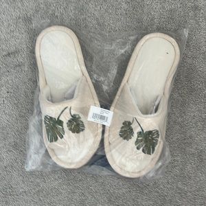 Macys Isotoner slippers NWT